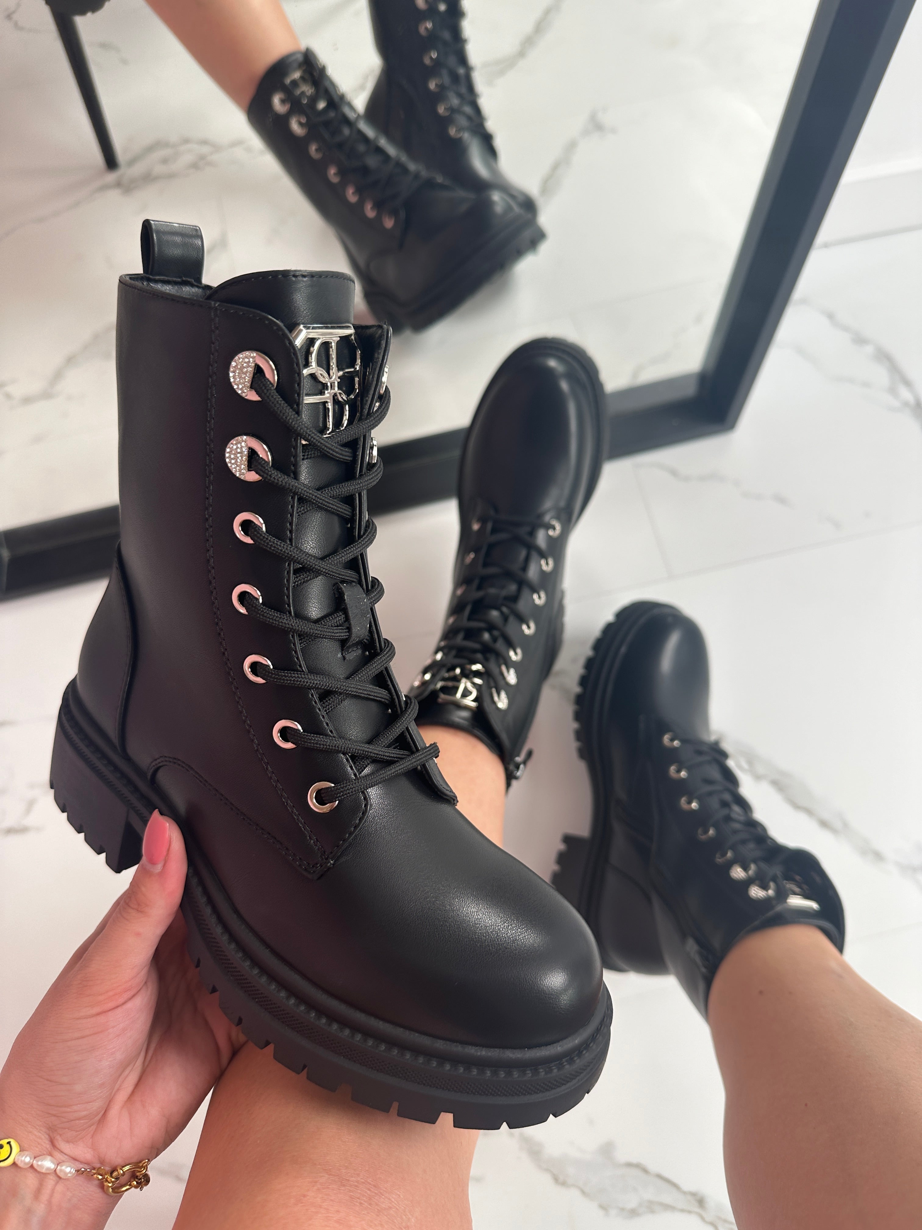 Larina | svarta boots